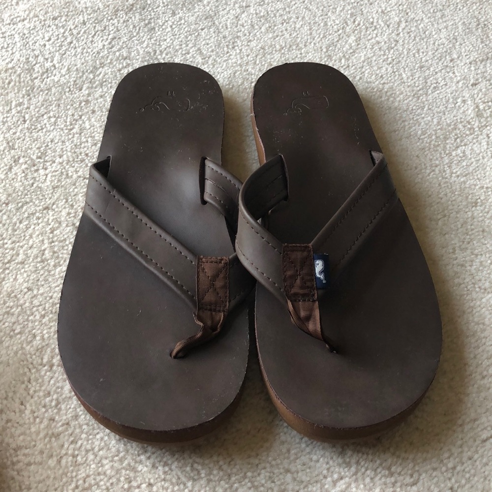 Vineyard vines flip flops.